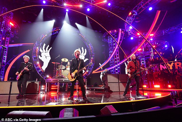 «Песне двадцать лет, а мы Green Day.  Чего ты ожидал?  Давай», — сказал Дирнт журналу Rolling Stone в пятницу.