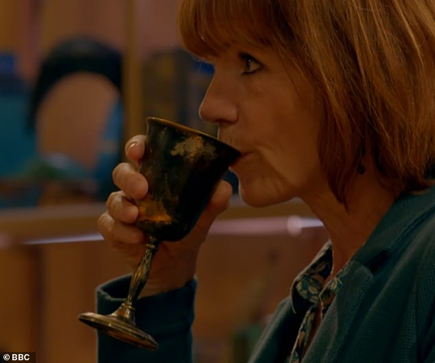 Предатели выбрали Диану в качестве своей цели, но ее губы должны были коснуться выбранной чаши, чтобы ее «убили», а пятничный эпизод остался в напряженном захватывающем сюжете.
