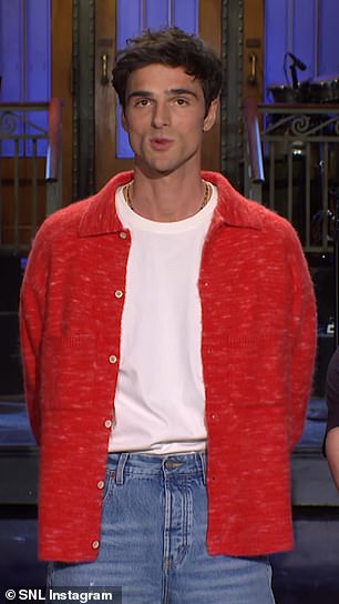 «Привет, я Джейкоб Элорди, и на этой неделе я веду SNL, Рене Рэпп», — обратился он к камере, надев джинсы, белую рубашку и теплый красный кардиган.