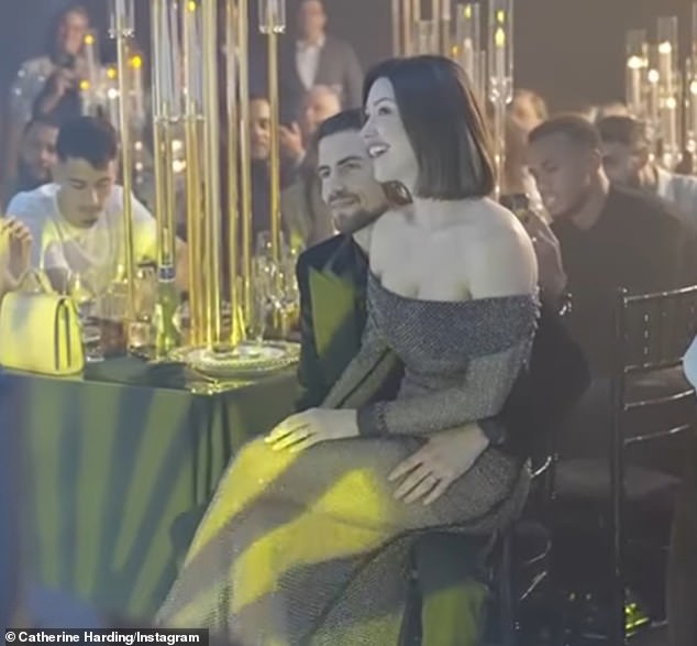 Пара выглядела переполненной эмоциями и гордостью, наблюдая, как она поет.