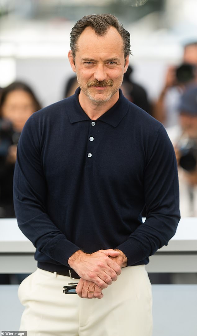 Кэт встречалась с голливудской звездой Джудом, когда ей было 23, а ему 41, когда он снимался на натуре в Чехии (на фото Джуд в мае).