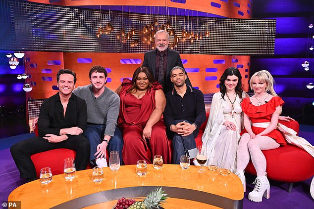 Во время ток-шоу BBC к Да'Вину присоединились актеры Эндрю Скотт, Пол Мескаль и Кингсли Бен-Адир, а также рок-группа The Last Dinner Party.
