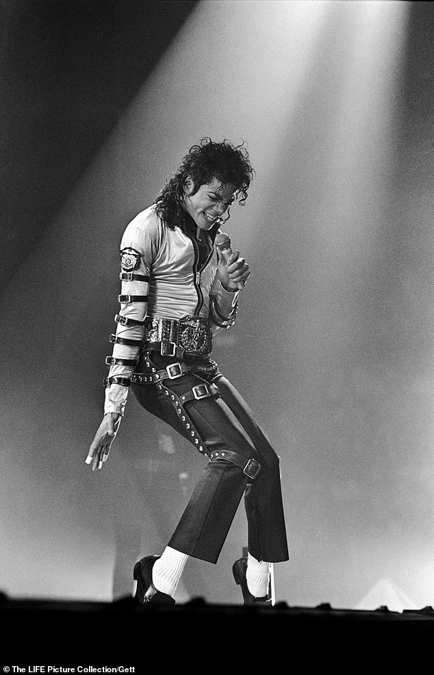 Говорят, что Джаафар во многом похож на своего дядю Майкла, в том числе своими танцевальными движениями;  Майкл на фото 1988 года.