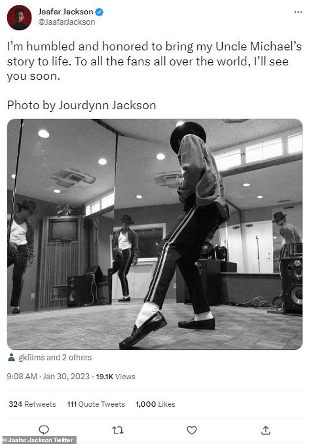 Джаафар продемонстрировал некоторые из своих приемов MJ на фотографии в социальной сети, опубликованной в январе 2023 года, сразу после того, как он получил роль.