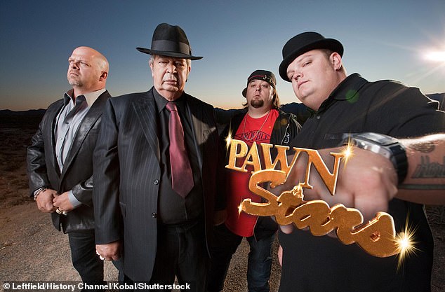 Рик изображен на рекламных изображениях Pawn Stars вместе со своим покойным отцом Ричардом «Старик» Харрисоном (слева направо), другом детства сына Кори Остином «Чамли» Расселом и Кори.