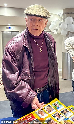 Актер, наиболее известный по роли Дерека «Дель Боя» Троттера в популярном сериале с 1981 по 2003 год, посетил мероприятие в костюме своего знаменитого экранного персонажа, чтобы встретиться с поклонниками шоу и подписать различные товары.