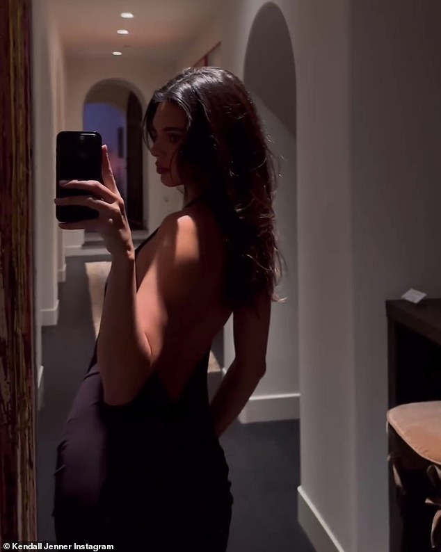 Привлекательный клип представляет собой то, как Кендалл и клан Кардашьян наслаждаются видами и звуками высококлассного лыжного отдыха в Колорадо.