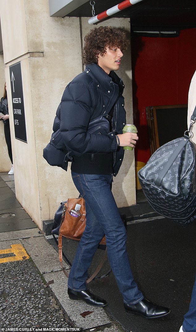 Актер EastEnders согревался в темно-синей стеганой куртке и нес две большие сумки и поясную сумку, когда он выходил из отеля после того, как, как сообщается, веселился до 3 часов ночи.