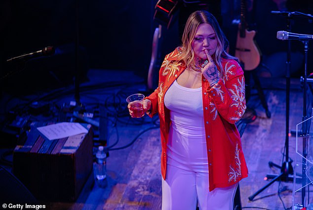 34-летняя певица выступила в нэшвиллском Grand Ole Opry в рамках шоу в честь Долли Партон в ее 78-летие.