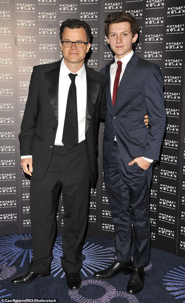 Доминик Холланд (слева) оказался в скандале на выходных, выступая в роли аукциониста.  На фото со своим сыном-актером Томом Холландом в 2014 году.