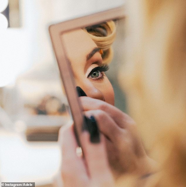 В серии фотографий в Instagram красавица-блондинка поделилась снимками, на которых она наносит блестящие тени для век, готовясь к своему сенсационному выступлению.