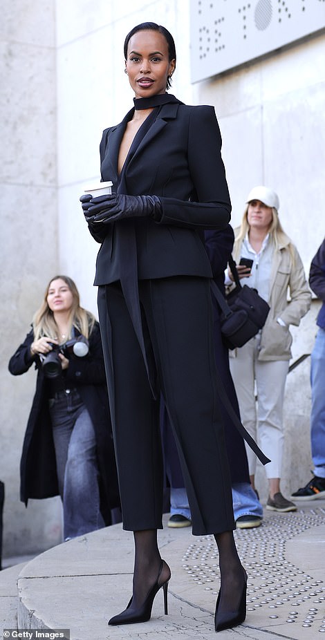 Среди присутствующих была Сабрина Эльба, которая выглядела очень шикарно в черной куртке и укороченных брюках.