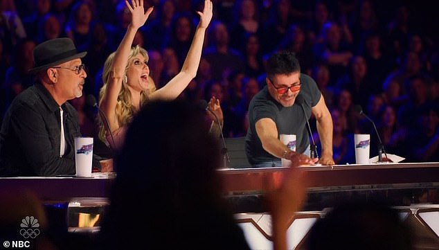 Саймон появился на экранах в последние дни в спин-оффе шоу America's Got Talent: Fantasy League и в понедельник представил свой золотой зуммер для хора Sainted Trap.