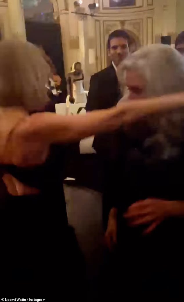55-летняя актриса поделилась в Instagram видео, на котором она танцует вместе с легендарным 78-летним музыкантом на шикарном мероприятии.