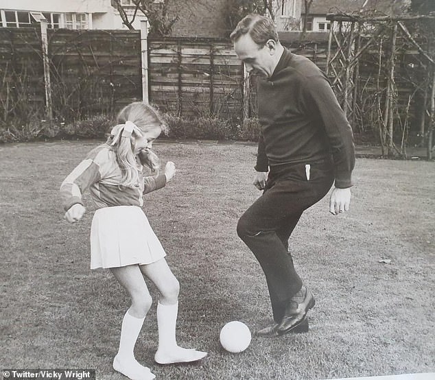 Отец Вики Билли Райт, который всю свою футбольную карьеру провел за «Вулверхэмптон Уондерерс», умер от той же формы рака в 1994 году.