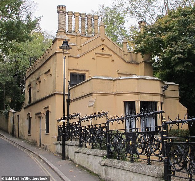 Лодж в Хайгейте сейчас сдается в аренду за 39 000 фунтов стерлингов в год и считается шедевром викторианской готики.