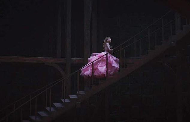 В марте Гранде опубликовала фотографию своей героини Глинды, которая в розовом платье поднимается по длинной лестнице.