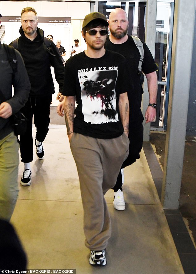 Бывшая звезда One Direction, 32 года, выглядела на каждый дюйм обычной рок-звездой, когда его заметили проходящим через терминал в футболке с графическим рисунком и спортивных штанах.