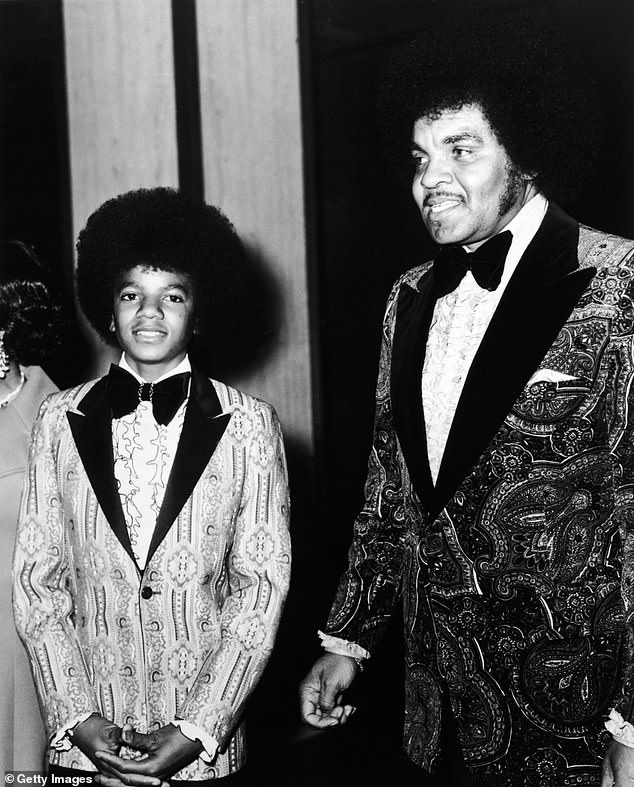 В то время как The Jackson 5 и сольная карьера Майкла процветали под его руководством, его репутация была запятнана в конце 1980-х, когда появились сообщения о том, что он жестоко обращался со своими детьми.