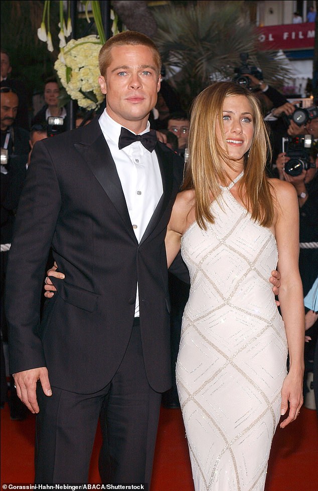 Актер на фото в возрасте 41 года со своей первой бывшей женой Дженнифер Энистон в 2004 году.