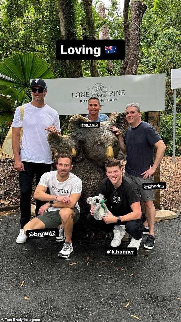 На фотографиях, опубликованных в Instagram, бывший футболист поближе познакомился с сумчатыми в заповеднике коал Лоун-Пайн в Квинсленде.
