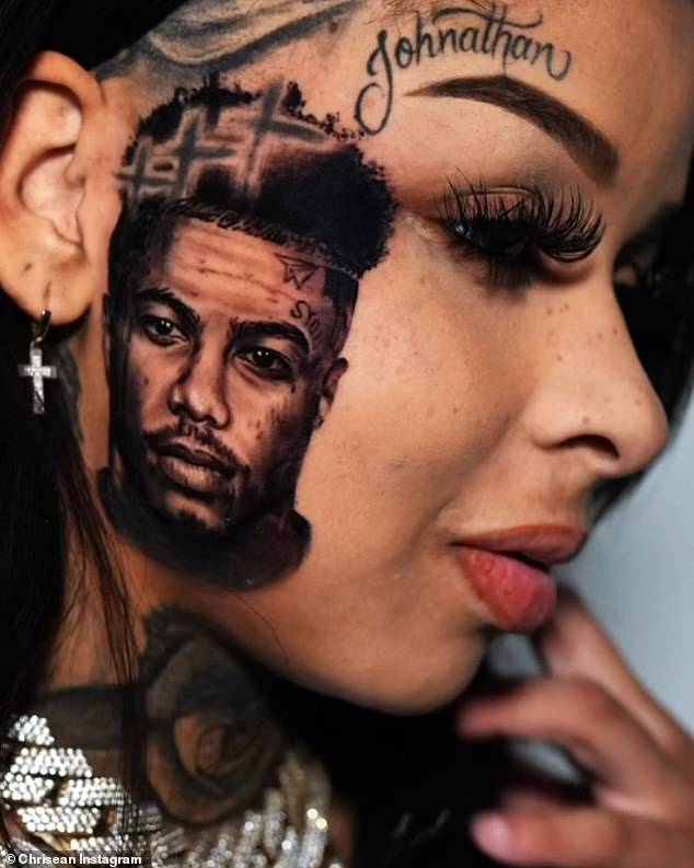 В клипе на песню Blueface Pop It татуировка на лице ее папочки выглядела как точная копия рэпера.