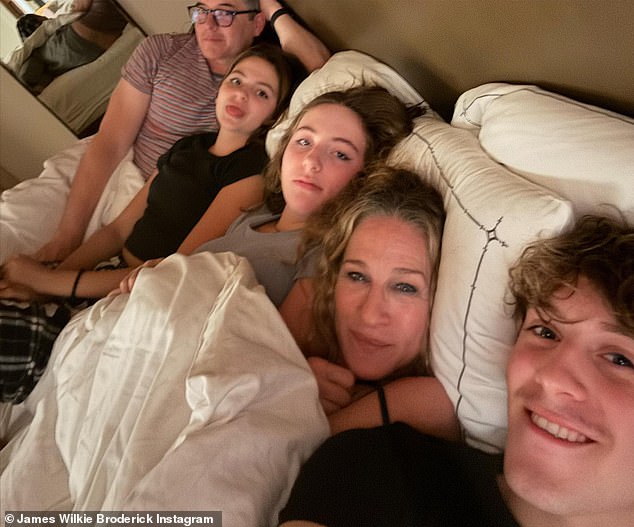 Сын Сары с гордостью поделился снимками всего своего клана в Instagram.