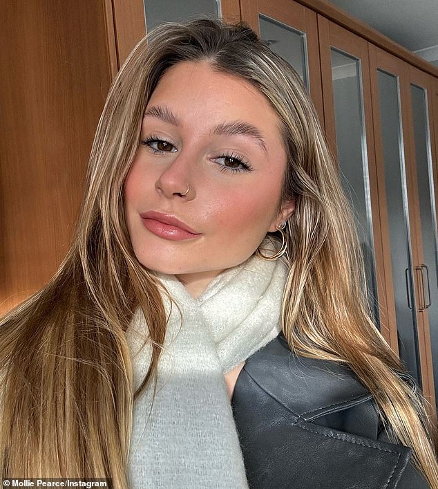 В 11 лет Молли диагностировали колит, воспаление толстой кишки, а в 18 лет ей сделали опасную для жизни операцию, в результате которой у нее остался мешок для стомы.