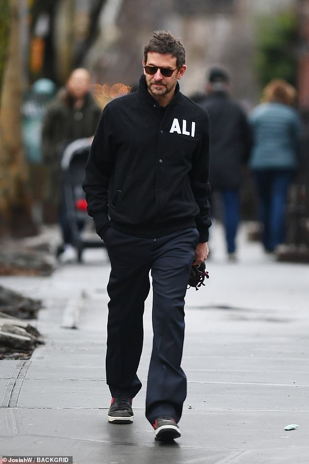 49-летний актер, которого недавно не номинировали на премию «Оскар» за лучшую режиссуру, был одет в черную куртку и темно-синие спортивные штаны в сочетании с кроссовками, вцепившись в туфли шестилетней дочери Леи.
