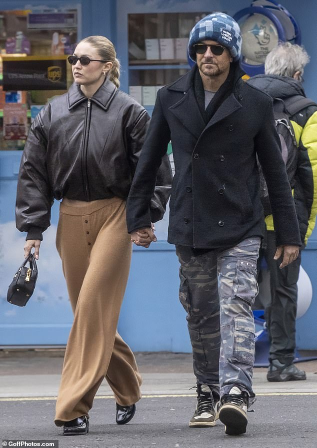 На прошлой неделе Брэдли и Джиджи были замечены держащимися за руки во время их первой публичной демонстрации любви, когда они прогуливались по улицам Лондона.