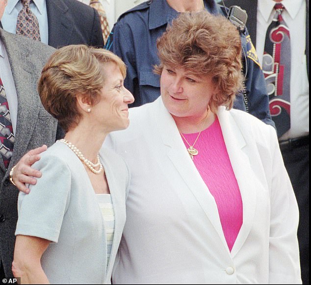 Ричард и его жена Морин (справа на фото в 1997 году) помогли реализовать Закон Меган в 1996 году. Он требует «публичного раскрытия информации о зарегистрированных сексуальных преступниках».