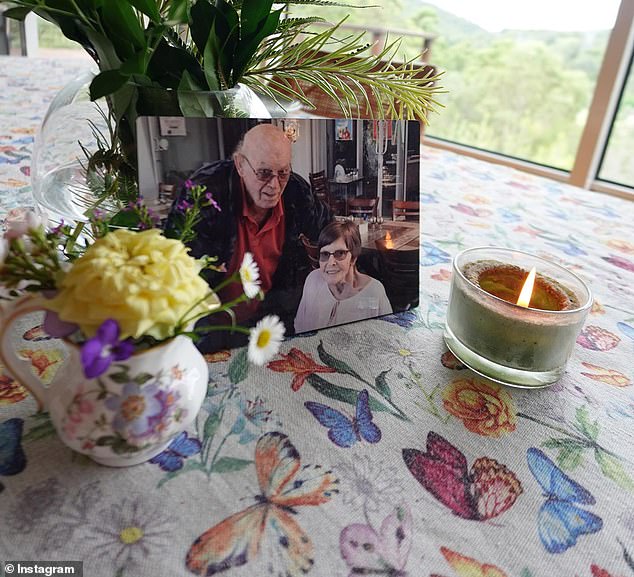 В понедельник 32-летняя модель опубликовала галерею фотографий в Instagram, чтобы объявить эту новость.