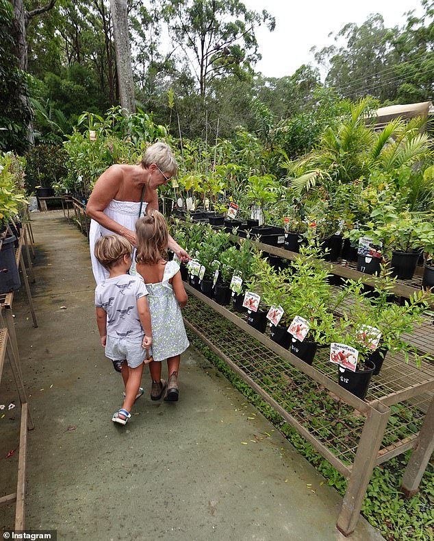 «Ты наконец воссоединился с бабушкой на небесах, мы знали, как сильно ты скучал по ней и насколько одинокими были для тебя последние три года.  Берегите друг друга, где бы вы ни были, пока мы все не встретимся снова», — добавила она.