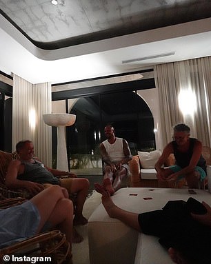 Вся семья делала все возможное, чтобы поддерживать хорошее настроение, делясь историями о своем потерянном близком человеке.