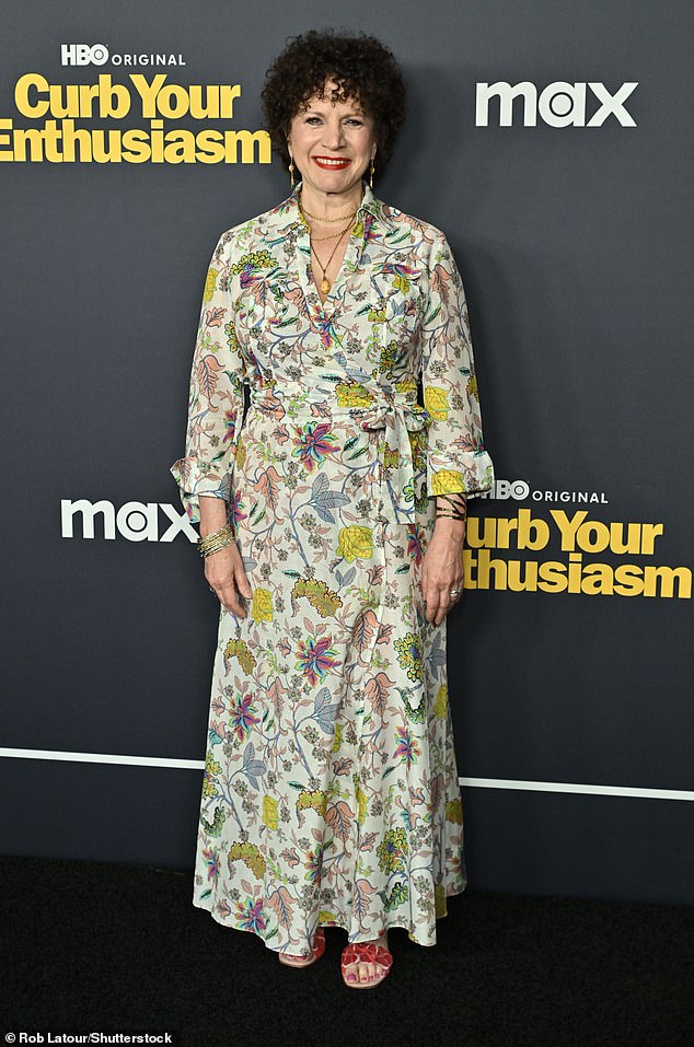 Сьюзи Эссман привлекла внимание в светлом платье с запахом и цветочным узором.