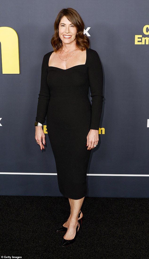 Исполнительный продюсер Лаура Штрайхер выглядела сенсационно в черном платье с глубоким вырезом.