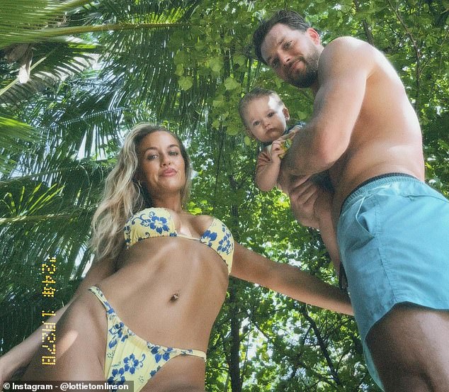 В поездке в рай Южной Азии к 25-летней модели присоединились ее жених Льюис Бертон, 31 год, бывший профессиональный теннисист, и их 17-месячный сын Лаки.