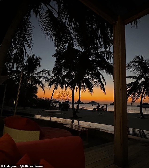 Наконец, Лотти поделилась потрясающей фотографией мальдивского заката, всего оранжевого и синего, сделанного, не вставая с уличной мебели.