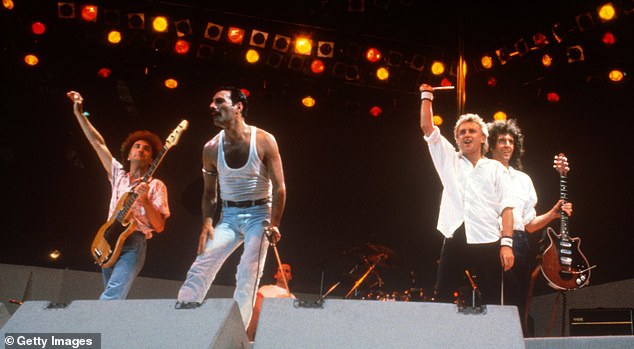 Queen выступают на Live Aid 13 июля 1985 года в составе звездного состава на стадионе Уэмбли.