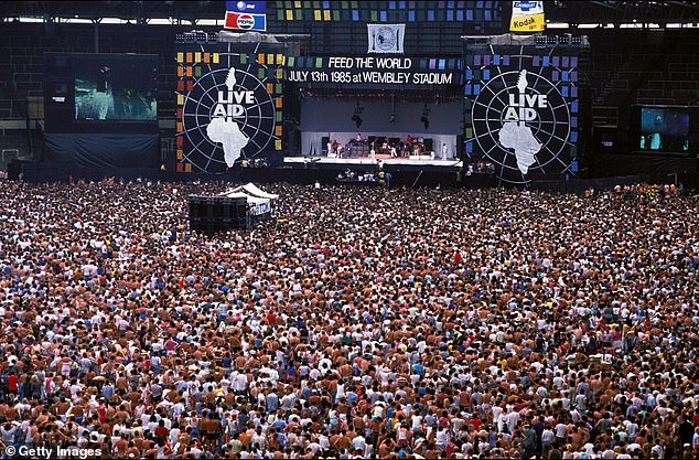 Переполненный стадион «Уэмбли», полный фанатов во время концерта Live Aid в июле 1985 года.