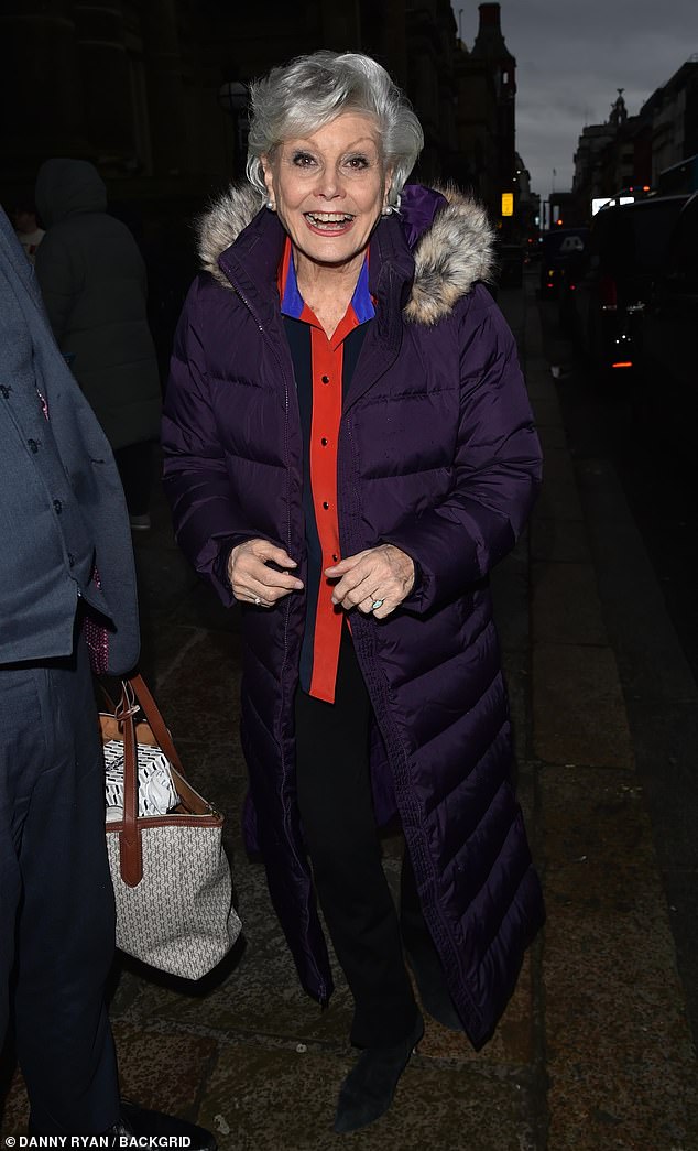 Анджела Риппон сияла перед камерами в мягком фиолетовом пальто.