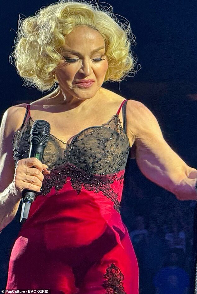 65-летняя Мадонна тренирует мышцы в откровенном неглиже, возвращаясь на сцену после того, как на нее подали в суд фанаты, обвинившие ее в «ложной рекламе» за выступление «на два часа позже»