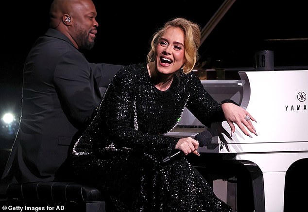 В настоящее время Адель выступает с последним этапом своей высоко оцененной резиденции в Лас-Вегасе Weekends With Adele, которая продлится до середины июня (на фото на прошлой неделе).