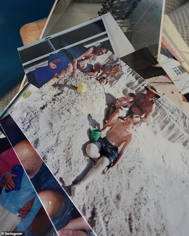 Они запечатлели ее, мужа Бадди и двоих детей, Таллулу и Рокки, празднующих жизнь Артура с членами ее семьи на Золотом Берегу.