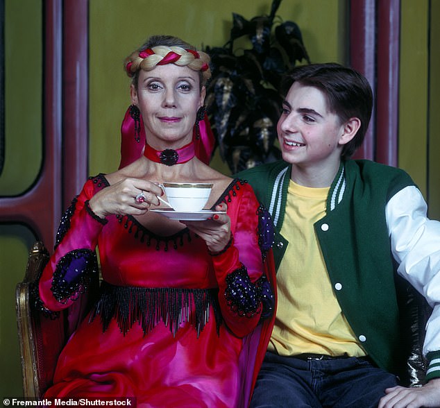 Джорджина также сменила Элизабет Эстенсен в одноименной роли Ти-Бэг, злодейской волшебницы, пьющей чай, в серии детских приключенческих шоу (на фото 1992 года).