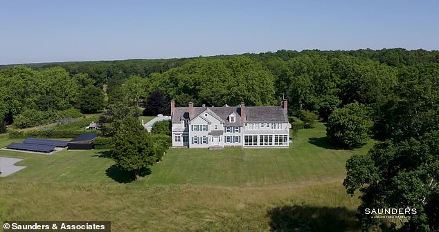 Алек снялся в видеоролике о доме через фирму недвижимости Saunders & Associates, пытаясь найти покупателя.