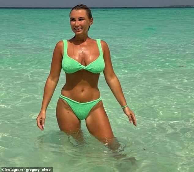 33-летняя Билли Фэйерс ошеломлена в зеленом бикини в Мальдивском море на сольной фотографии, которую ее муж Грегори Шеперд поделился на своей странице в Instagram во вторник.
