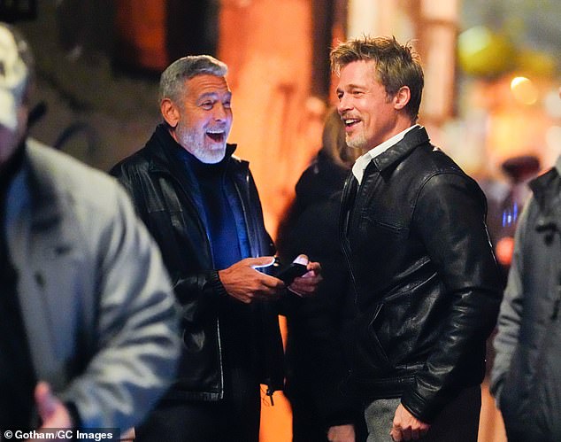 Между тем, двукратный обладатель «Оскара» продюсировал и играл роль наладчика одиноких волков вместе с двукратным обладателем «Оскара» Джорджем Клуни (слева, на фото 30 января) в триллере Джона Уоттса «Волки», премьера которого состоится 20 сентября на Apple TV+.