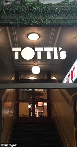 Логотипы Парижа и Австралии практически идентичны.  На фото: вход в ресторан Тотти в Бонди.