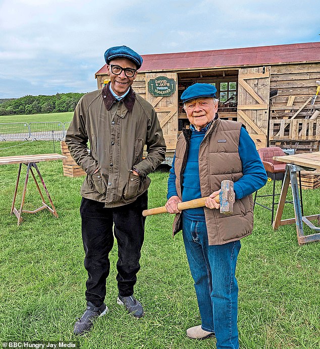 83-летний актер объединил усилия с 53-летним Джеем из The Repair Shop для нового сериала BBC, в котором они встречаются с талантливыми мастерами, любителями и энтузиастами по всей стране.